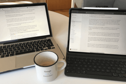 Una mesa con un iPad Pro y un Macbook Pro